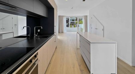 CITY CENTRE - THREE BEDROOM, THREE BATHROOM LUXURY TOWNHOUSE - Photo 2