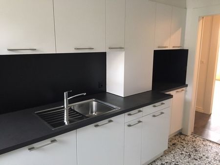 APPARTEMENT AVEC BALCON PROCHE DE TOUTES LES COMMODITES - Foto 3