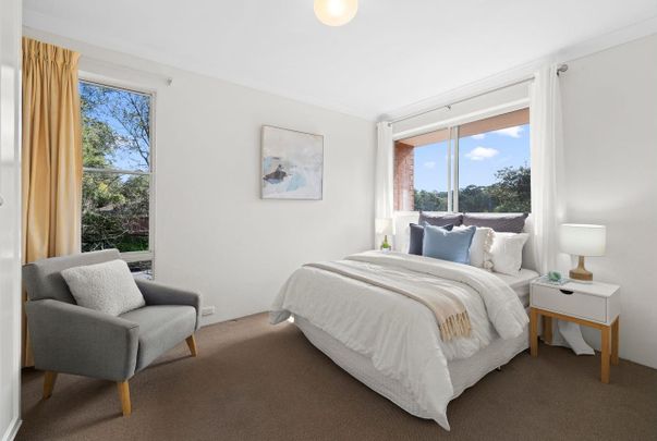 Bright & Sunny Two bedroom Townhouse with Double lockup garage - Photo 1