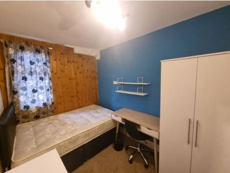 6 Bed Student Accommodation - Photo 2