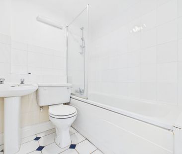 2 bedroom Flat in Yorktown Road, Sandhurst - Photo 2