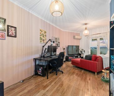 Top-Floor Apartment with Stunning City & Hills Views - Photo 2