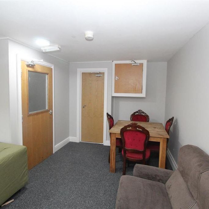 8 bedroom house to rent - Photo 1