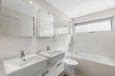 Stylish Apartment in the Heart of Newport - Photo 5