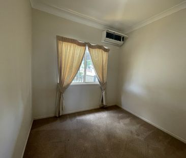 FOUR BEDROOM , TWO BATHROOM HOME - FIRST MONTHS FREE RENT ! - Photo 3