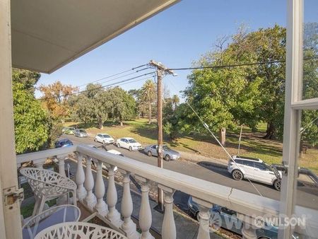 Spacious Apartment Opposite Hopetoun Gardens! - Photo 3
