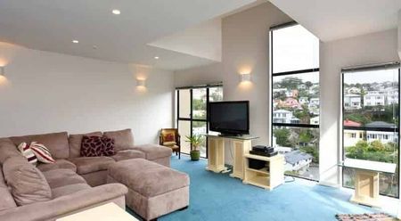 Available now 2BR Penthouse Central Welly Apt! - Photo 4