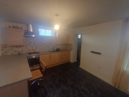 2 bed Flat - To Let - Photo 5