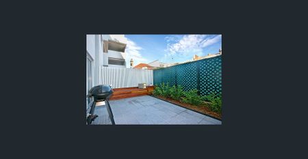 Stunning One Bedroom Apartment with Spacious Private Courtyard - Photo 4