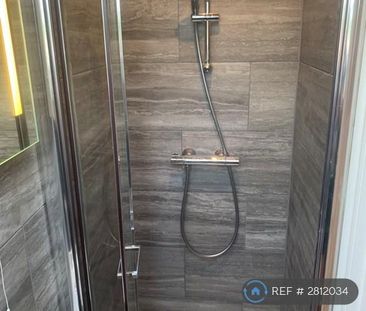 1 bedroom in a house share to rent - Photo 6