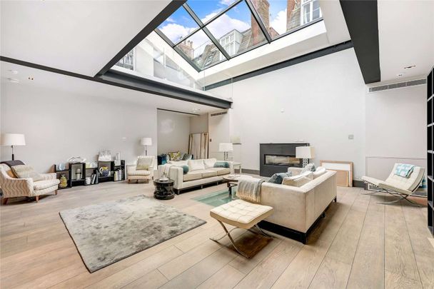 This is a truly unique property hidden away in a charming mews in the heart of Fulham - Photo 1