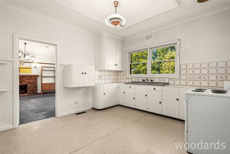 IDEAL HOME JUST MOMENTS FROM CHADSTONE SHOPPING - Photo 3