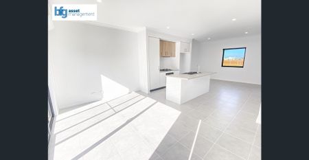 Modern 3-Bedroom Townhouse in a Prime Location! - Photo 4