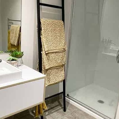 Modern 2-bed apartment with private balcony - Photo 1