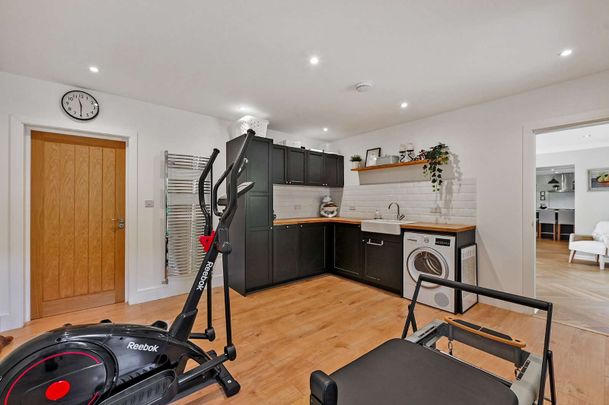A beautifully refurbished three-bedroom detached home in the sought-after Tudor Park, finished to a high standard with modern, flexible living ideal for families or profession - Photo 1