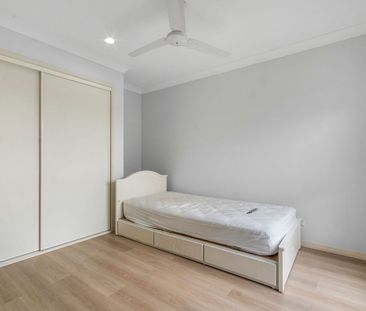 Beautiful Four Bedroom Home on a Large Block - Photo 5