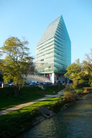 "A crystal of steel and glass" - Photo 4