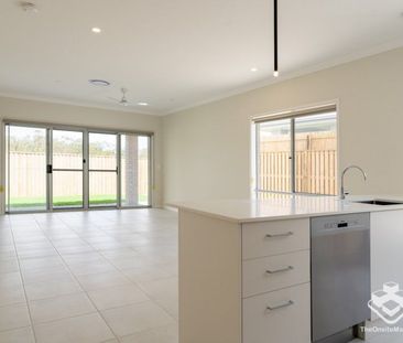Brand New 4 Bedder Family House unbeatable LOW price $630 pw - Photo 2