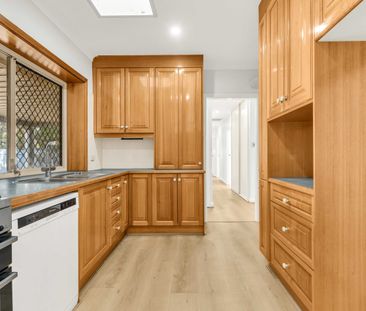 Spacious Family Home with fantastic Indoor–Outdoor Living! - Photo 6