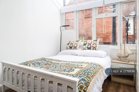 1 bedroom in a flat share to rent - Photo 2