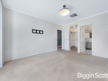 Contemporary home close to prestigious schools and parkland - Photo 2