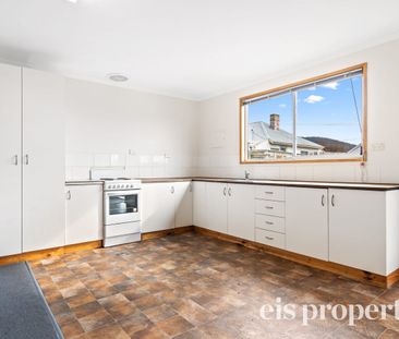 Spacious Five Bedroom Home - Photo 6