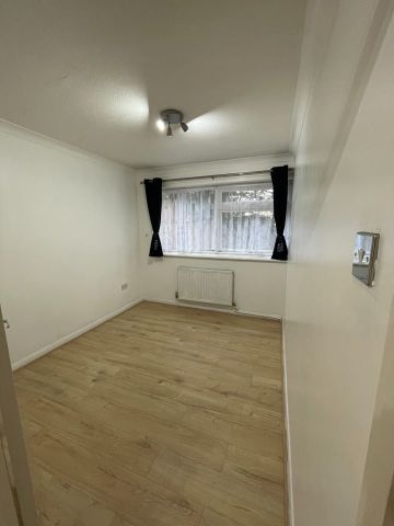 2 Bed Flat, Barton Meadows, IG6 - Photo 3