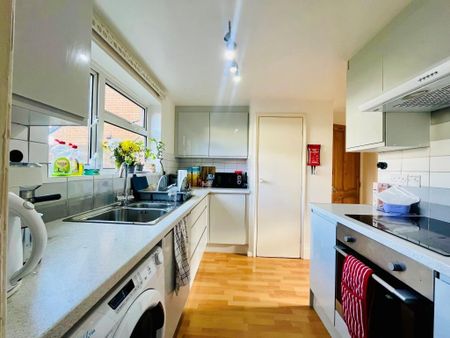 1 bedroom in a house share to rent - Photo 2