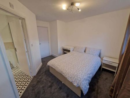 4 bedroom flat share to rent - Photo 3