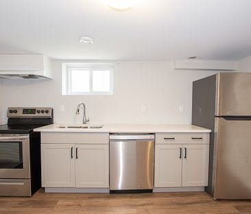 **SPACIOUS** 1 BEDROOM LOWER UNIT IN WELLAND!! - Photo 5