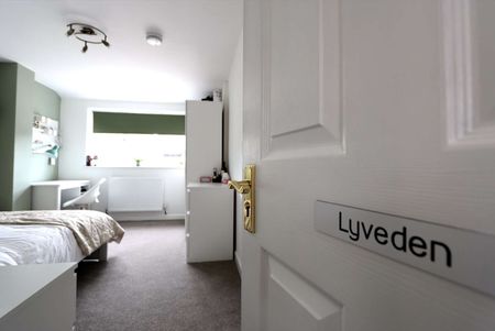 Fantastic indoor and outdoor social space, stylish bedrooms and off-road parking - Photo 2