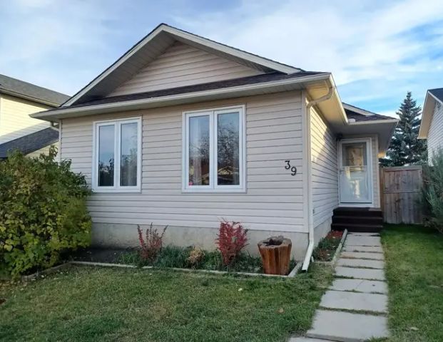 Calgary Cozy Main Floor | 39 Millbank Road Southwest, Calgary - Photo 1