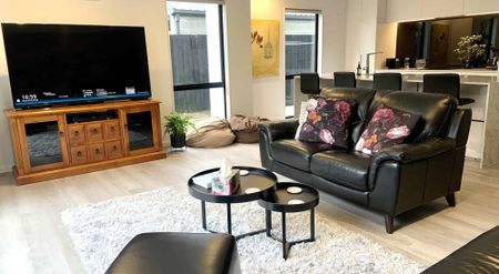 Stunning fully furnished executive townhouse in prime location! - Photo 2