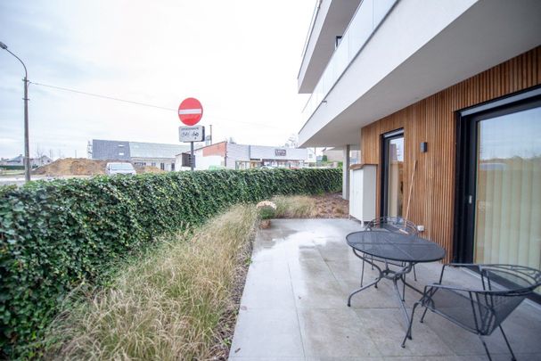 Gelijkvloers assistentie appartement met 1slaapkamer, groot terras met autostaanplaats en fietsstaanplaats - Foto 1