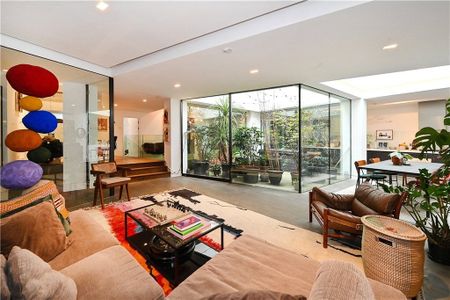 2 bedroom conversion flat with 1 reception and 2 bathrooms in 10 Frederick Close, W2 - Photo 4