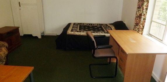Single room in rooming house - Photo 2