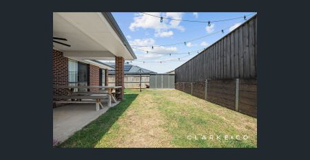 SPACIOUS 4 BEDROOM FAMILY HOME! - Photo 4