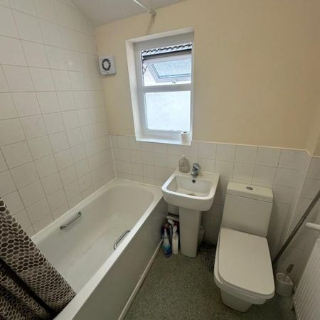 1 bedroom Flat To Let - Photo 4
