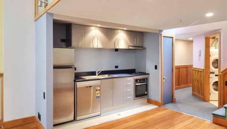 Vibrant 3-Bedroom Apartment in the Heart of Te Aro - Photo 2