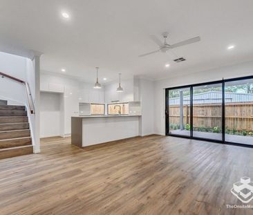 SPACIOUS & STUNNING 4 BEDROOM TOWN HOME - Photo 1