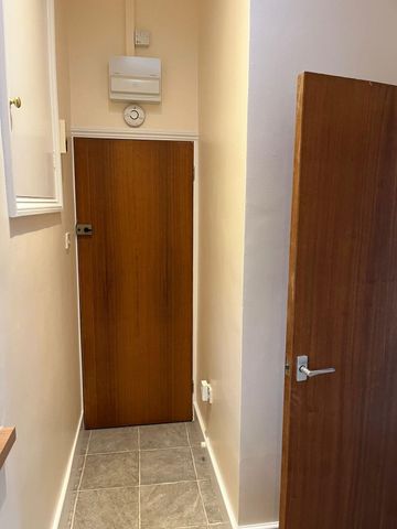 A charming one bedroom first floor flat situated in the centre of the highly sought after village of Turners Hill. - Photo 5