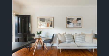 Charming one-bedroom home in a converted period mansion - Photo 5