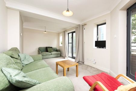 3 Bedroom Flat to Rent - Photo 2