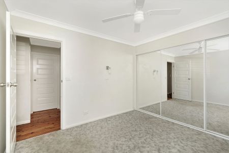 House, pool, garage. What more could you want! - Photo 3