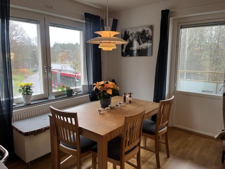 Mysig och välplanerad tvåa i Farsta – nära natur och kommunikationer! - Photo 2