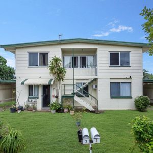 Comfort, Convenience & Space in the Heart of Kirwan! - Photo 2