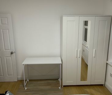 3 Bed Detached House, London, E15 - Photo 3