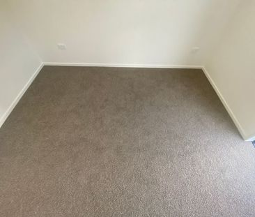 Charming 2-Bedroom Townhouse in Prime Location - Photo 3