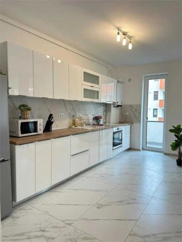 Apartament modern 3 camere 2 bai parcare si terasa zona Centrala - Photo 5