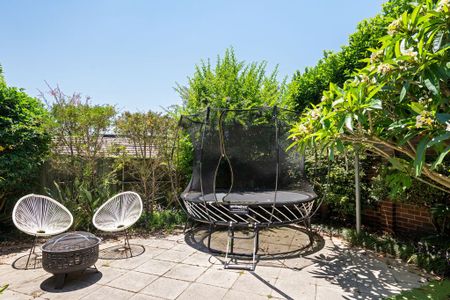 Spacious Townhouse in Sought-After Balgowlah Locale - Photo 2